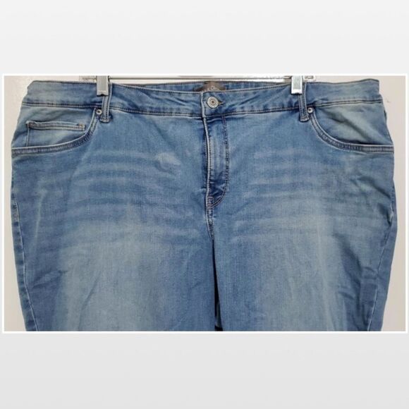 New Plus Size 24 Distressed Blue Cropped Jeans - Picture 2 of 12